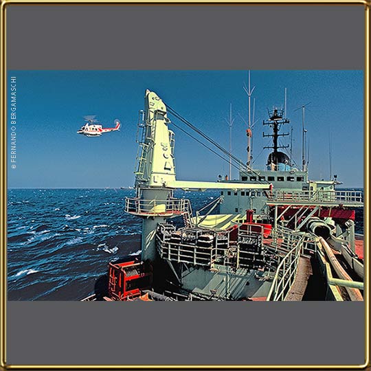 Navio DSV e helicóptero